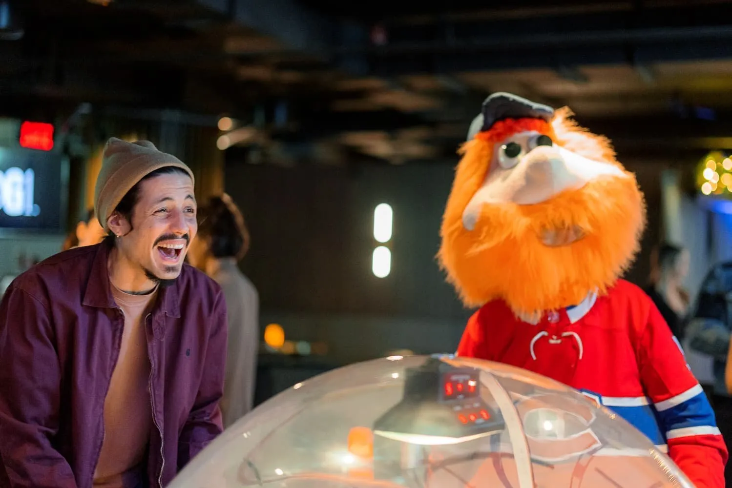 NHL Montréal Canadiens — Youppi at the bubble-hockey dome