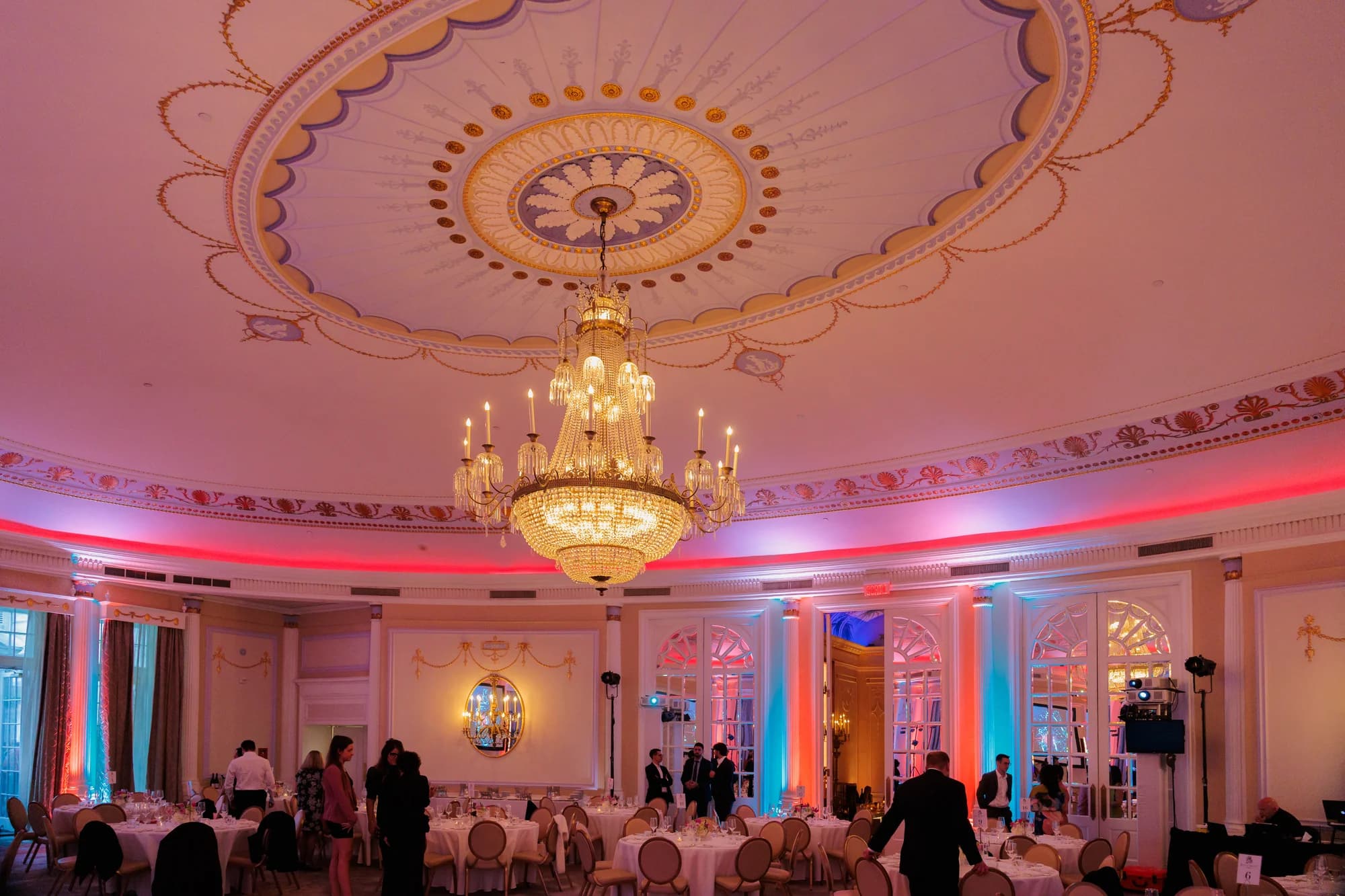 Association des Cardiologues — Congres - chandelier before guests