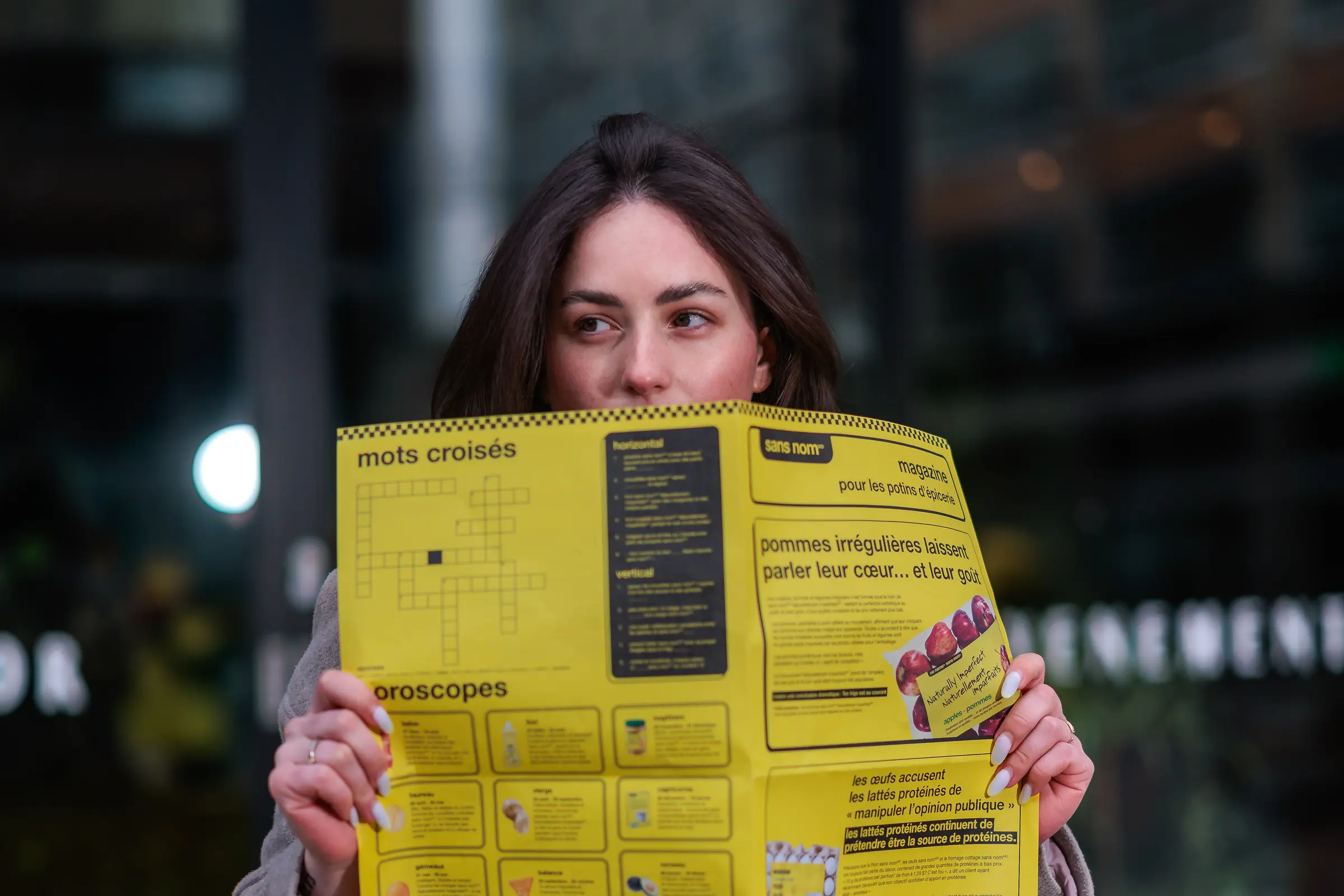 No Name — No Name — peeking over the sans nom tabloid